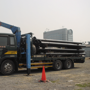 3.Unloading EAZET piles.